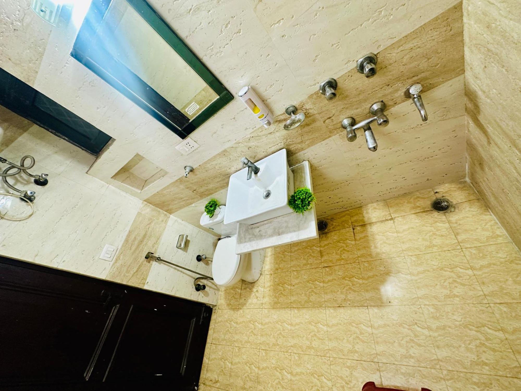 The White Scent-Near Noida Sector 18 Metro Otel Dış mekan fotoğraf