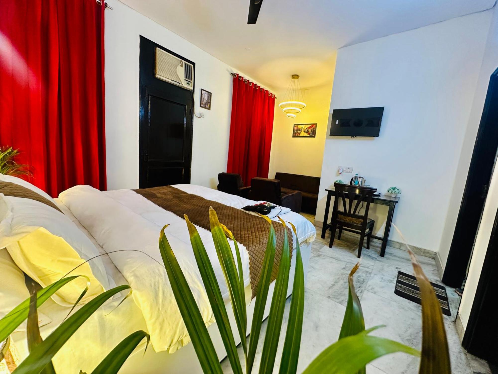The White Scent-Near Noida Sector 18 Metro Otel Dış mekan fotoğraf